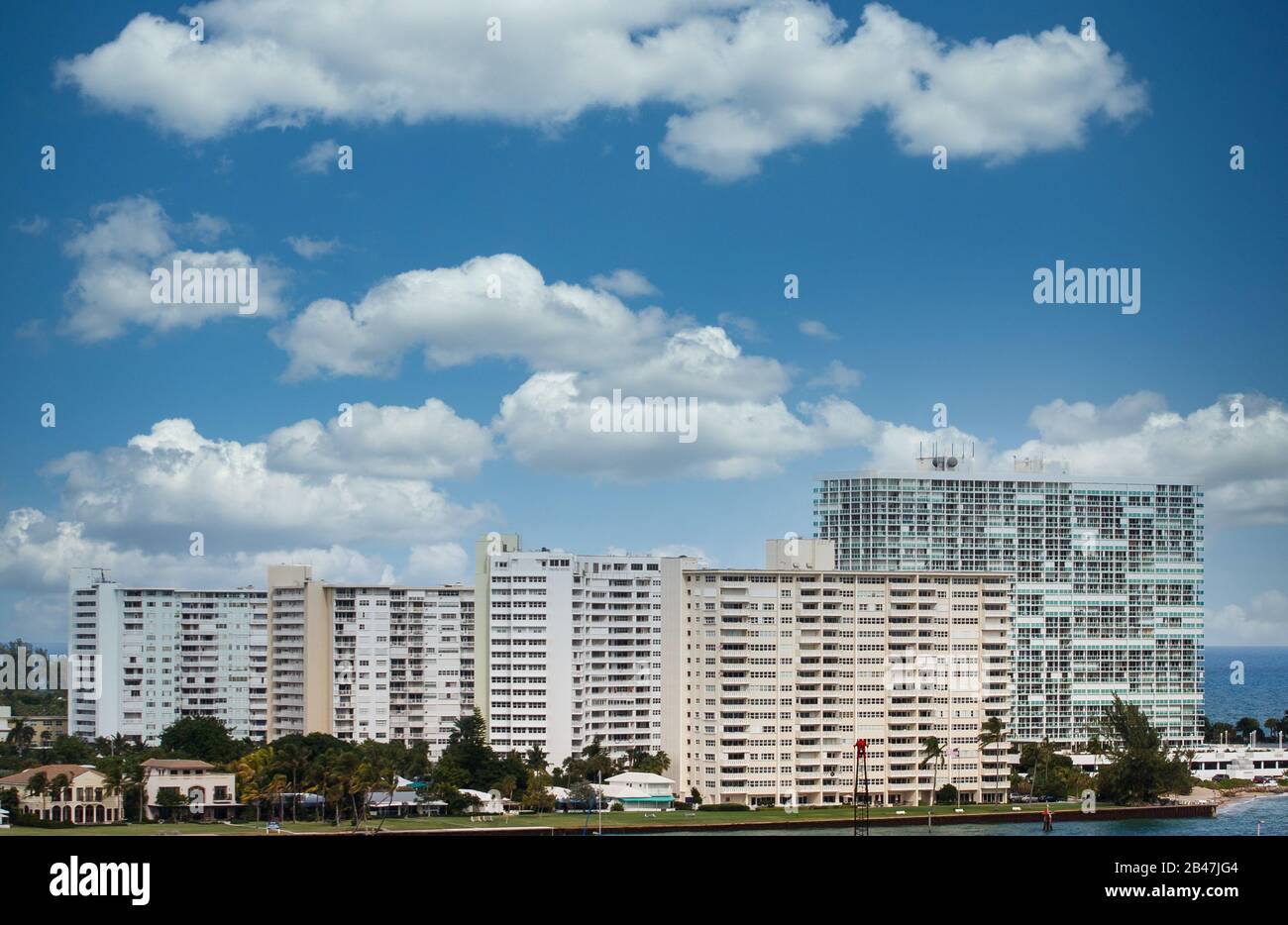 Des Condominiums De Luxe Sur Le Canal D'Expédition Banque D'Images