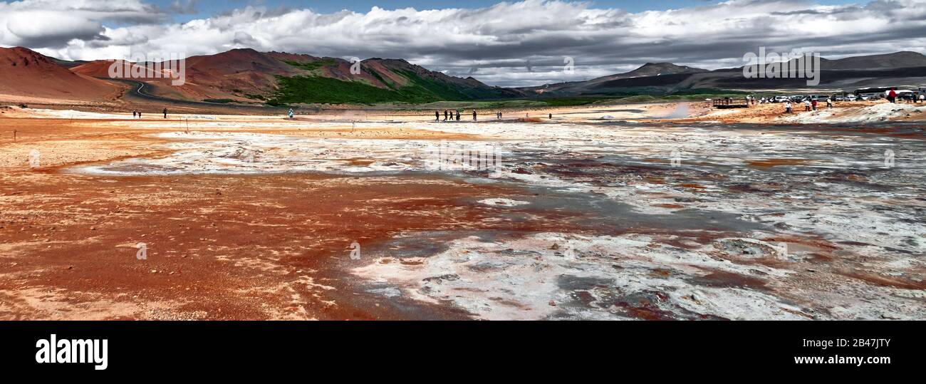 Europe,Islande , Námaskarð Pass est une zone géothermique sur la montagne Námafjall, dans le nord de l'Islande, reliée au système du volcan Krafla, Námaskarð abrite de nombreuses sources chaudes, des pots de boue et des fumarales. Banque D'Images