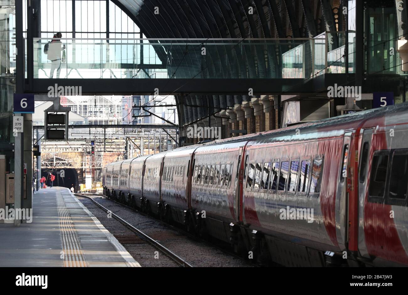 Les passagers ferroviaires utilisent un pont de passerelle à cheval sur les plates-formes 6 et 5 de la gare de King's Cross, à Londres. Photo PA. Date De L'Image: Vendredi 6 Mars 2020. Crédit photo devrait lire: Jonathan Brady/PA Fil Banque D'Images