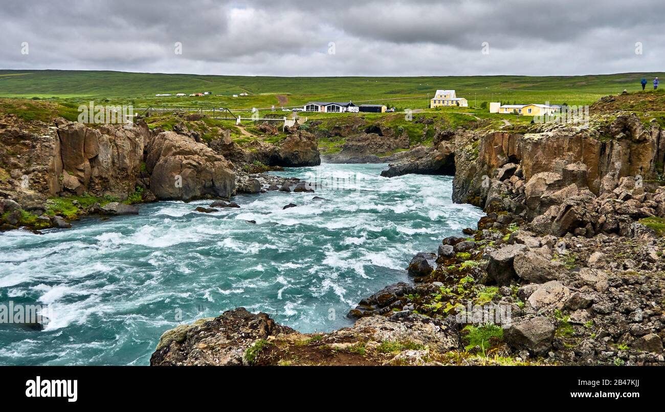 La rivière Skjalfandafljot est l'une des plus spectaculaires d'Islande, près de Godafoss (Goðafoss), des chutes d'eau, dans le district de Bárðardalur au centre-nord de l'Islande Banque D'Images