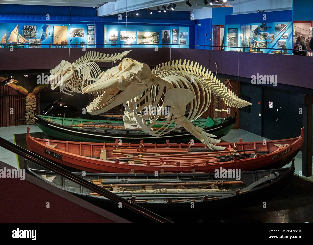 Danemark, péninsule de Tinganes , Torshavn, le Musée National des îles Féroé a des expositions dans le bâtiment du musée sur Brekkutún 6 à Tórshavn. Les galeries racontent l'histoire naturelle et culturelle des îles Féroé. Cela remonte à l'origine de la masse terrestre datant de 65 mya, à travers l'ère pré-règlement et la culture, etc. De l'âge des Vikings et du Moyen âge. Banque D'Images