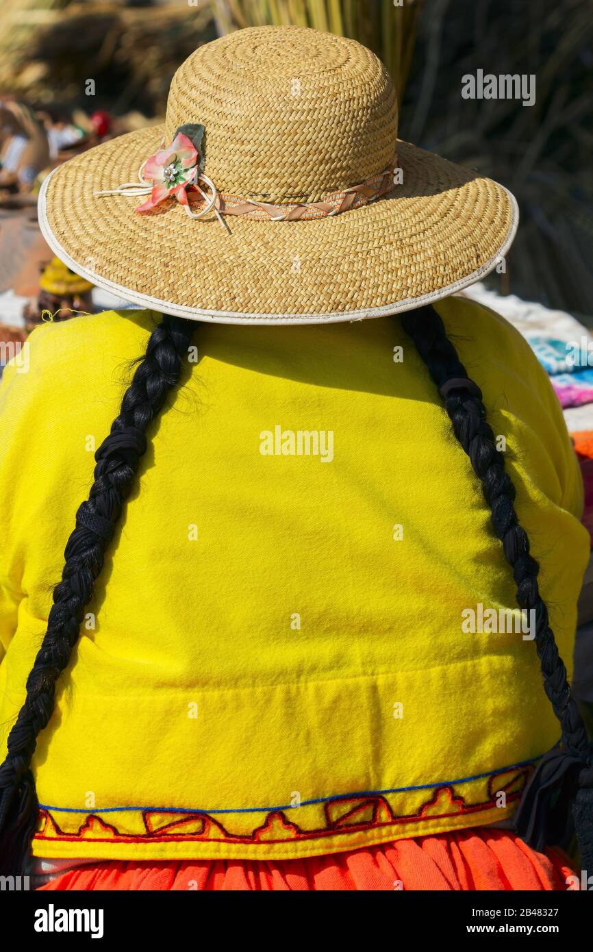 Les femmes péruviennes avec cheveux tressés et portant un chapeau traditionnel dans uros - lago titicaca Banque D'Images