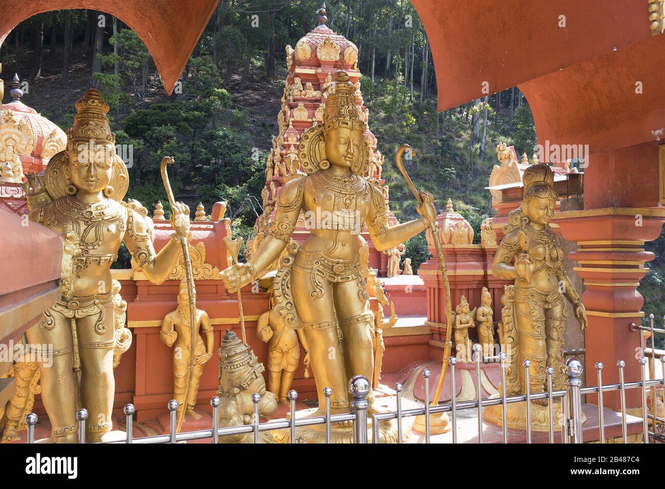Nuwara Eliya, Sri Lanka: 03/21/2019:Temple hindou de Sriramajayam statues d'or ornées des dieux. Banque D'Images