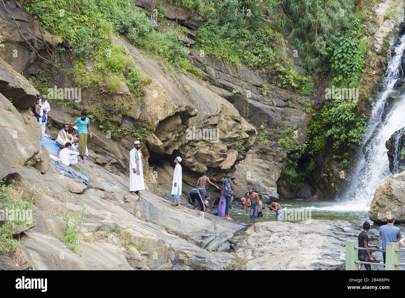 Ella Sri Lanka: 03/21/2019 Bambarakamda Falls - cascades pittoresques visitées par les pèlerins hindous pour le nettoyage. Banque D'Images