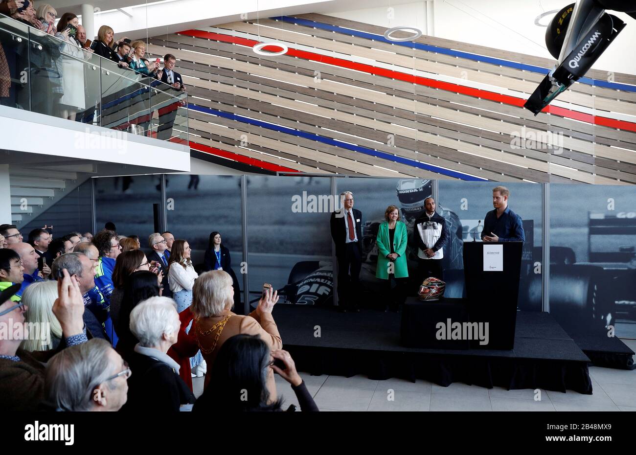 Le duc de Sussex parle lors d'une visite au circuit Silverstone dans le Northamptonshire pour ouvrir officiellement l'Expérience Silverstone, un nouveau musée immersif qui raconte l'histoire du passé, du présent et de l'avenir des courses automobiles britanniques. Banque D'Images