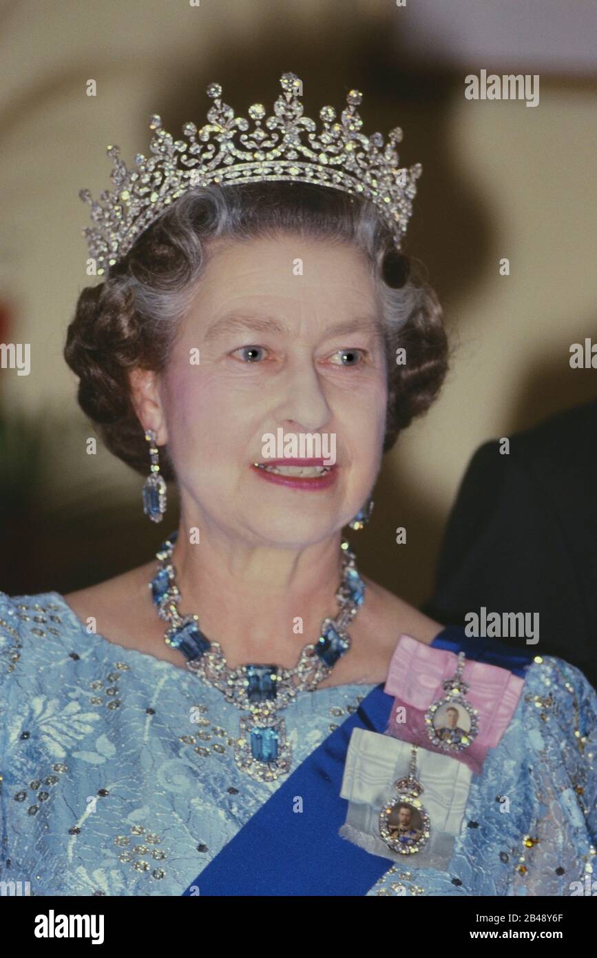 Sa Majesté la Reine Elizabeth II portant une robe du soir, tiara et bijoux à un État occasion à la Barbade. 1989 Banque D'Images