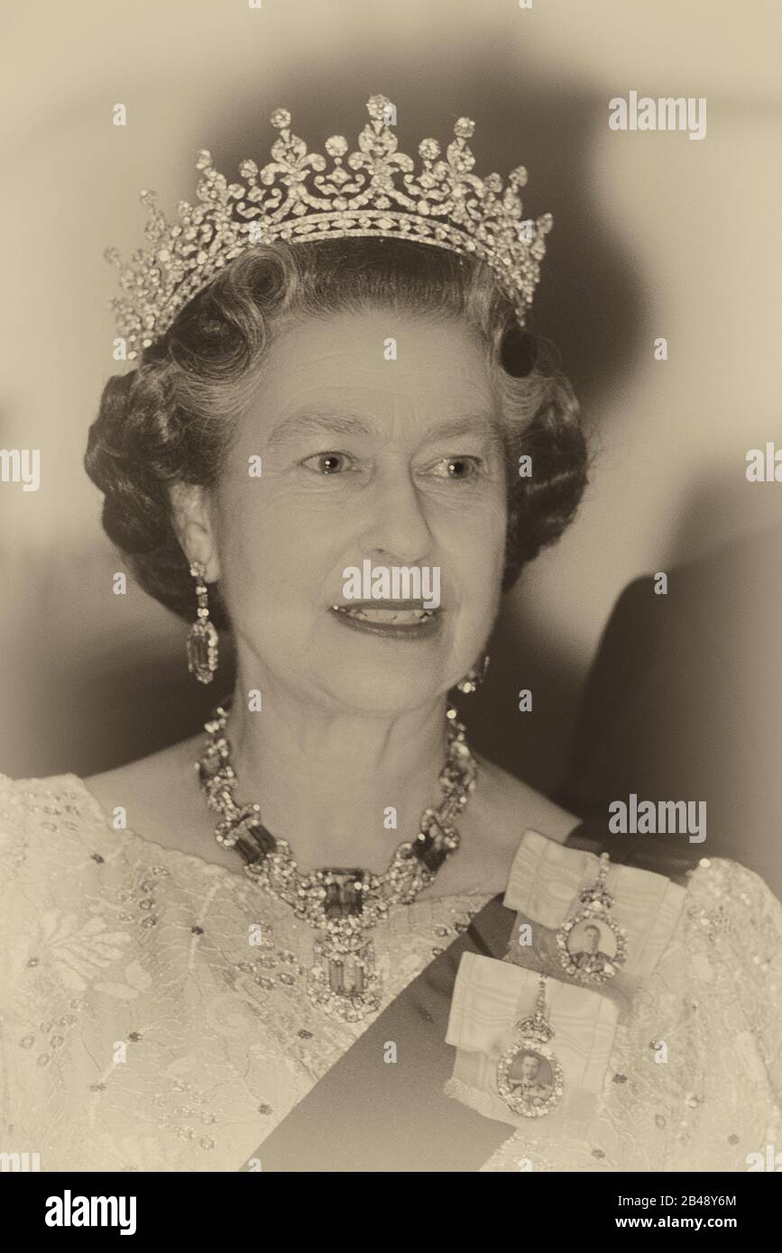 Sa Majesté la Reine Elizabeth II portant une robe du soir, tiara et bijoux à un État occasion à la Barbade. 1989 Banque D'Images