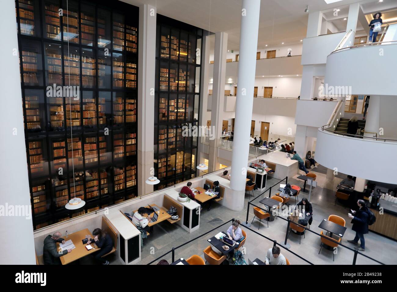 Londres / Royaume-Uni – 6 mars 2020 : intérieur de la British Library, y compris une vue sur la tour de la bibliothèque du roi Banque D'Images