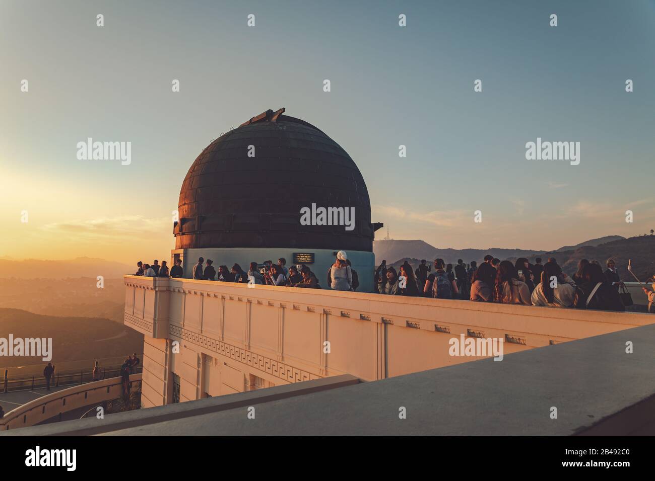 Los Angeles, Californie - 18 février 2020 : Touristes visitant l'Observatoire du parc Griffith au coucher du soleil Banque D'Images