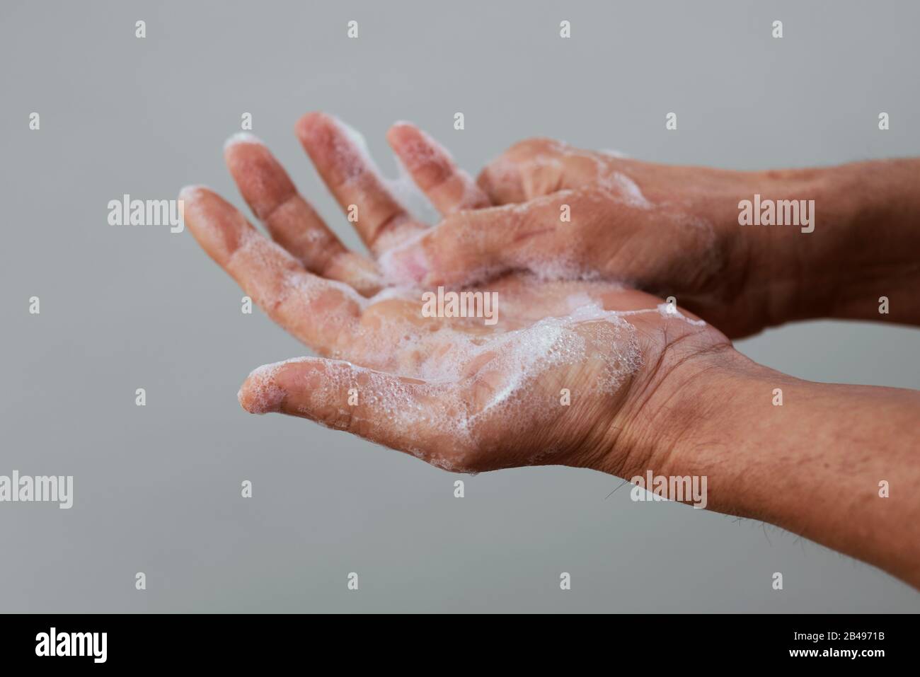 Un homme se laver les mains savon Banque de photographies et d ...