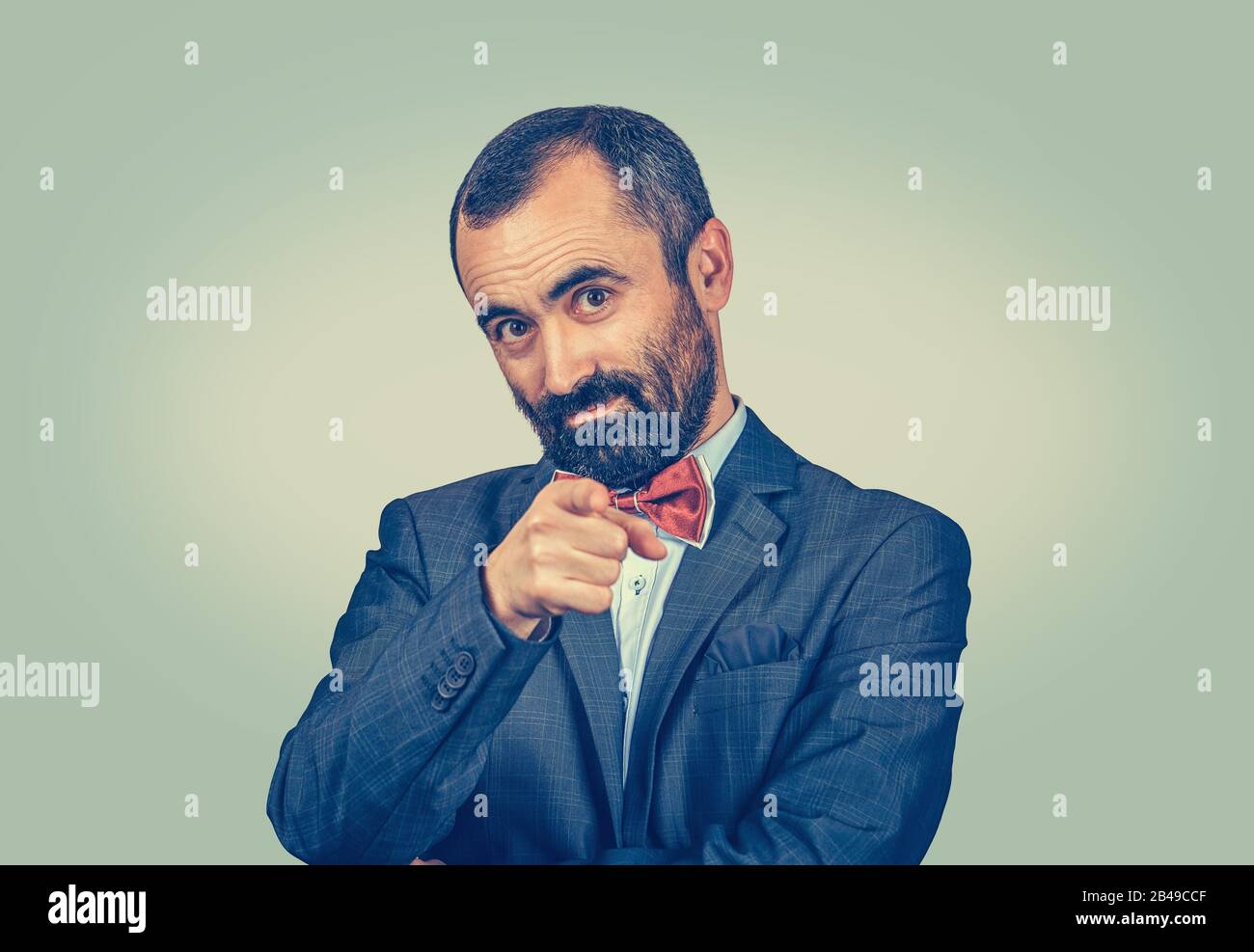Portrait d'un jeune homme agacé pointant le doigt sur votre geste de caméra. Gros plan portrait de race mixte barbu modèle latino-américain type isolé sur li Banque D'Images