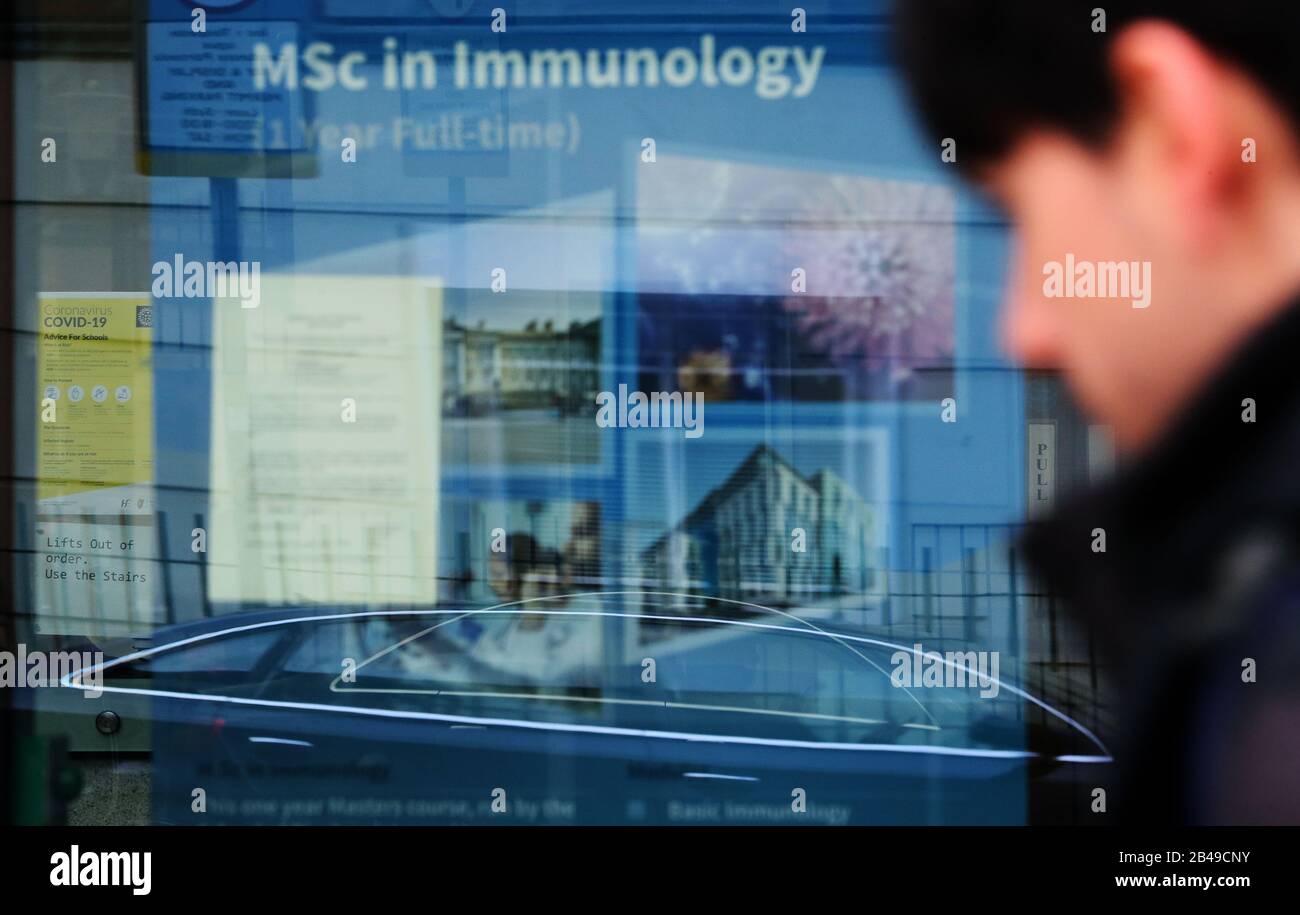 Une affiche d'information sur COVID-19 (Coronavirus) dans la zone de réception de Trinity Biomedical Sciences Institute qui fait partie du campus du centre-ville de Trinity College de Dublin. Un e-mail envoyé aux étudiants et au personnel les a informés que les ascenseurs et l'étage 4 de l'ISTB ont été fermés à titre de mesure de précaution et sont nettoyés après qu'un cas de COVID-19 (Coronavirus) a été confirmé au sein de l'université. Banque D'Images