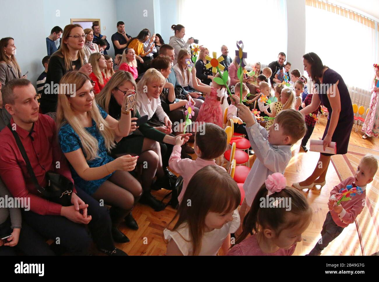 (200306) -- MINSK, le 6 mars 2020 (Xinhua) -- les enfants présentent des cadeaux à leurs mères lors d'un événement à l'école maternelle pour saluer la prochaine Journée internationale de la femme de 2020 à Minsk, en Biélorussie, le 6 mars 2020. La Journée internationale de la femme est célébrée le 8 mars de chaque année pour célébrer les réalisations sociales, économiques et politiques des femmes à travers le monde. (Photo De Henadz Zhinkov/Xinhua) Banque D'Images