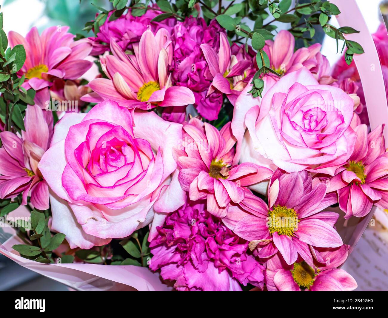 Bouquet Festif De Fleurs De Jardin De Roses Et De Pyrethrum Fete Des Meres Anniversaire Bouquet Nuptiale Jour Du Souvenir Journee Internationale De La Femme P Photo Stock Alamy