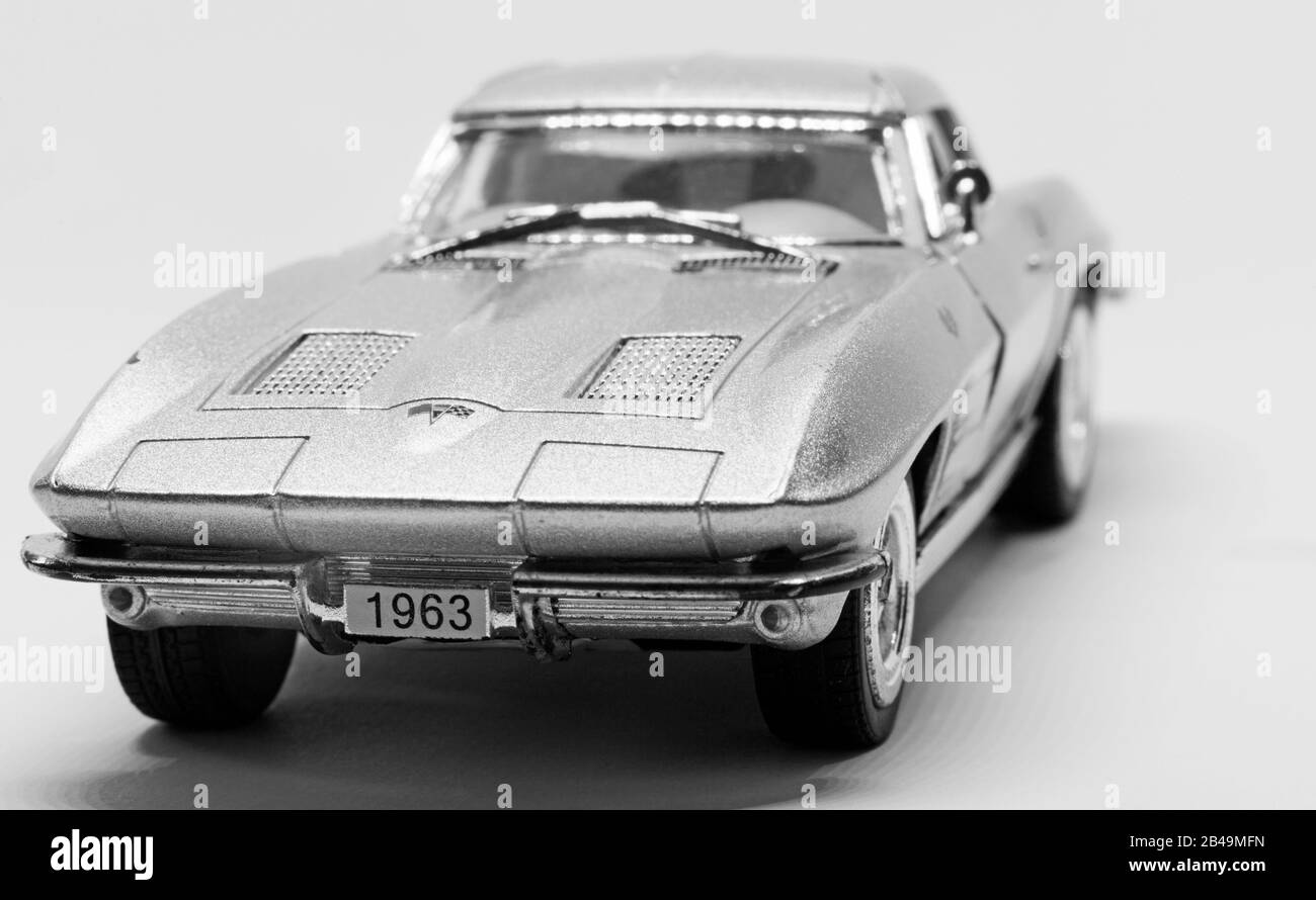 Umea, Norrland Suède - 2 mars 2020 : une voiture jouet en argent sur fond blanc Banque D'Images