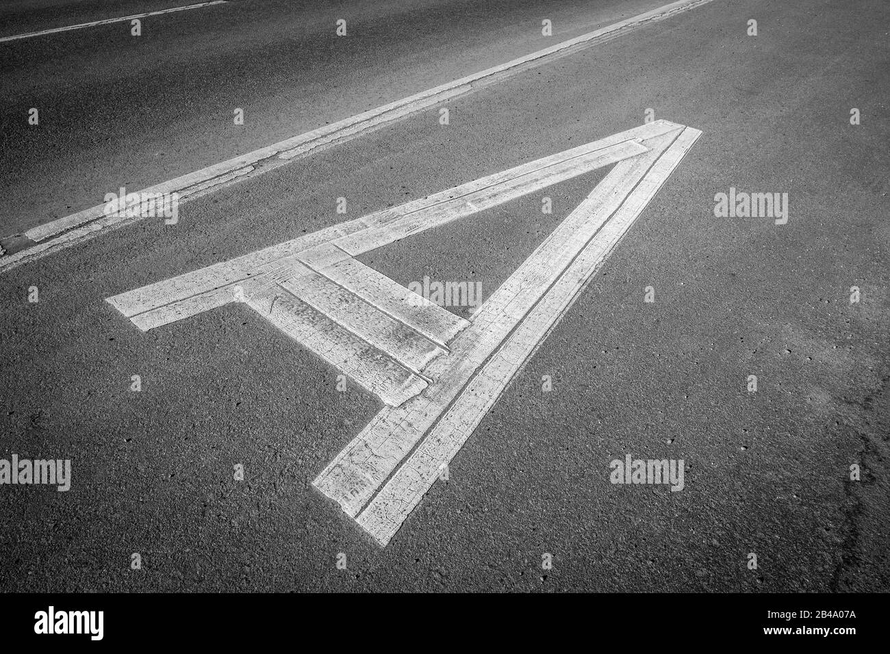 Lettre A sur route asphaltée. Photo en noir et blanc Banque D'Images Lettre A sur route asphaltée. Photo en noir et blanc Banque D'Images