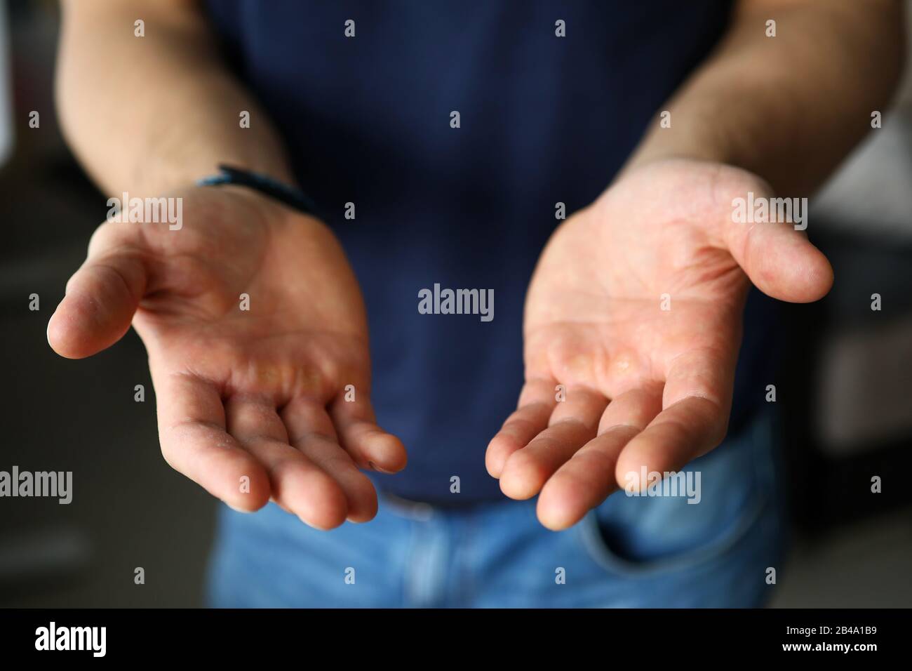 Homme étirant les mains vides avec les paumes jusqu'à l'appareil photo Banque D'Images