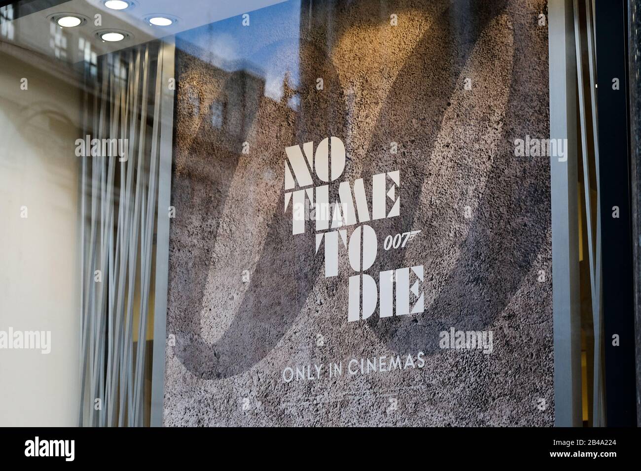 Oxford Street, Londres, Royaume-Uni. 6 mars 2020. Magasin Omega, Oxford Street. La sortie du nouveau film James Bond aucun Délai N'est reporté d'avril à novembre en raison du coronavirus. Crédit: Matthew Chattle/Alay Live News Banque D'Images