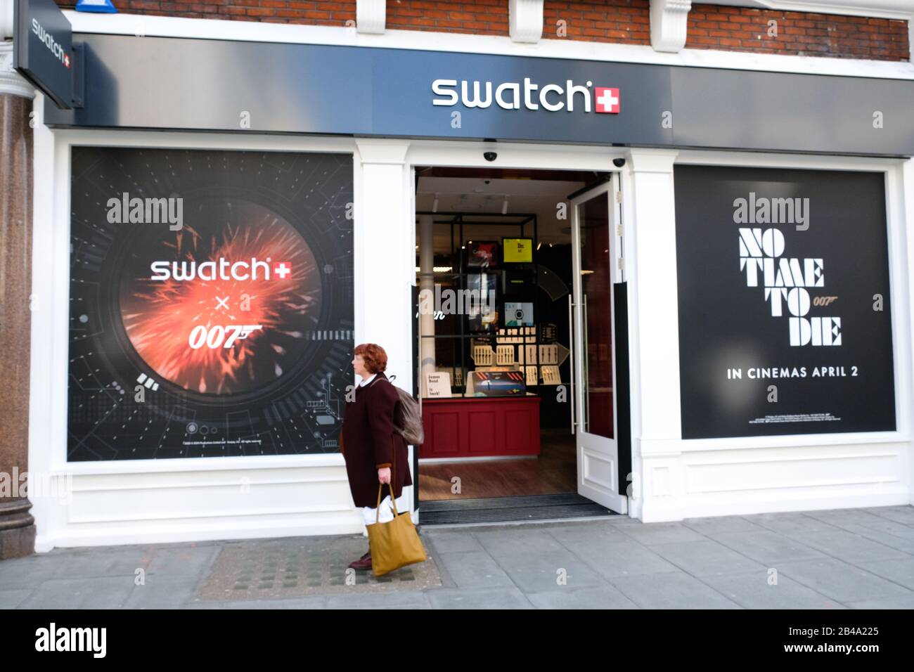 Oxford Street, Londres, Royaume-Uni. 6 mars 2020. Magasin Swatch, Oxford Street. La sortie du nouveau film James Bond aucun Délai N'est reporté d'avril à novembre en raison du coronavirus. Crédit: Matthew Chattle/Alay Live News Banque D'Images