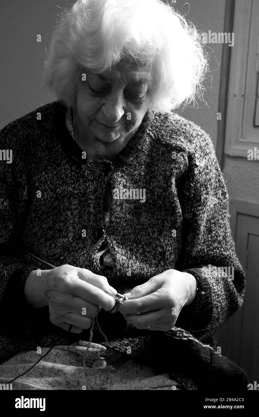 Tricot femme à la maison. Noir et blanc. Banque D'Images