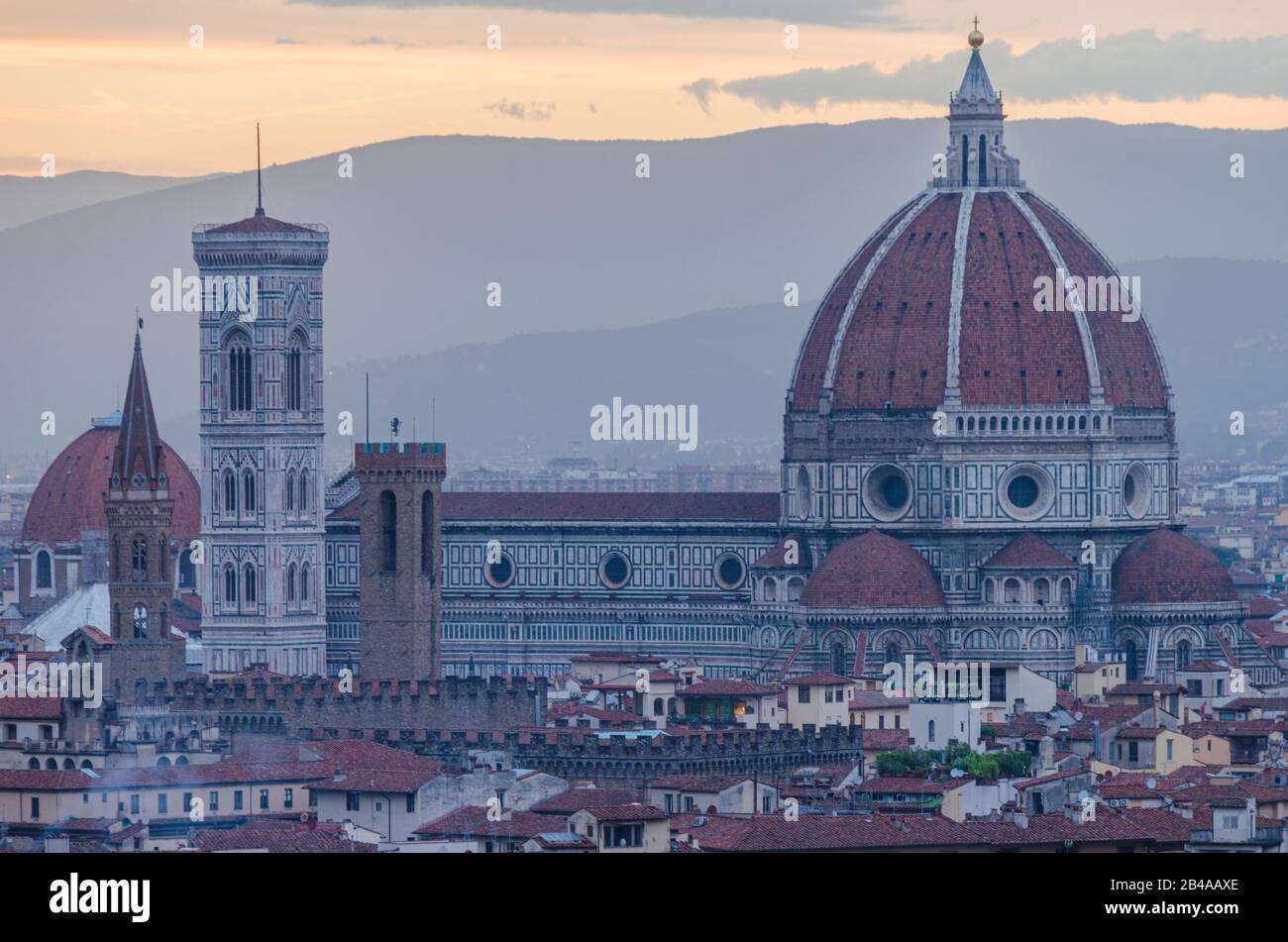 Vue imprenable sur la cathédrale du Duomo de Santa Maria del Fiore depuis le Campanile di Giotto de Florence, Italie Banque D'Images