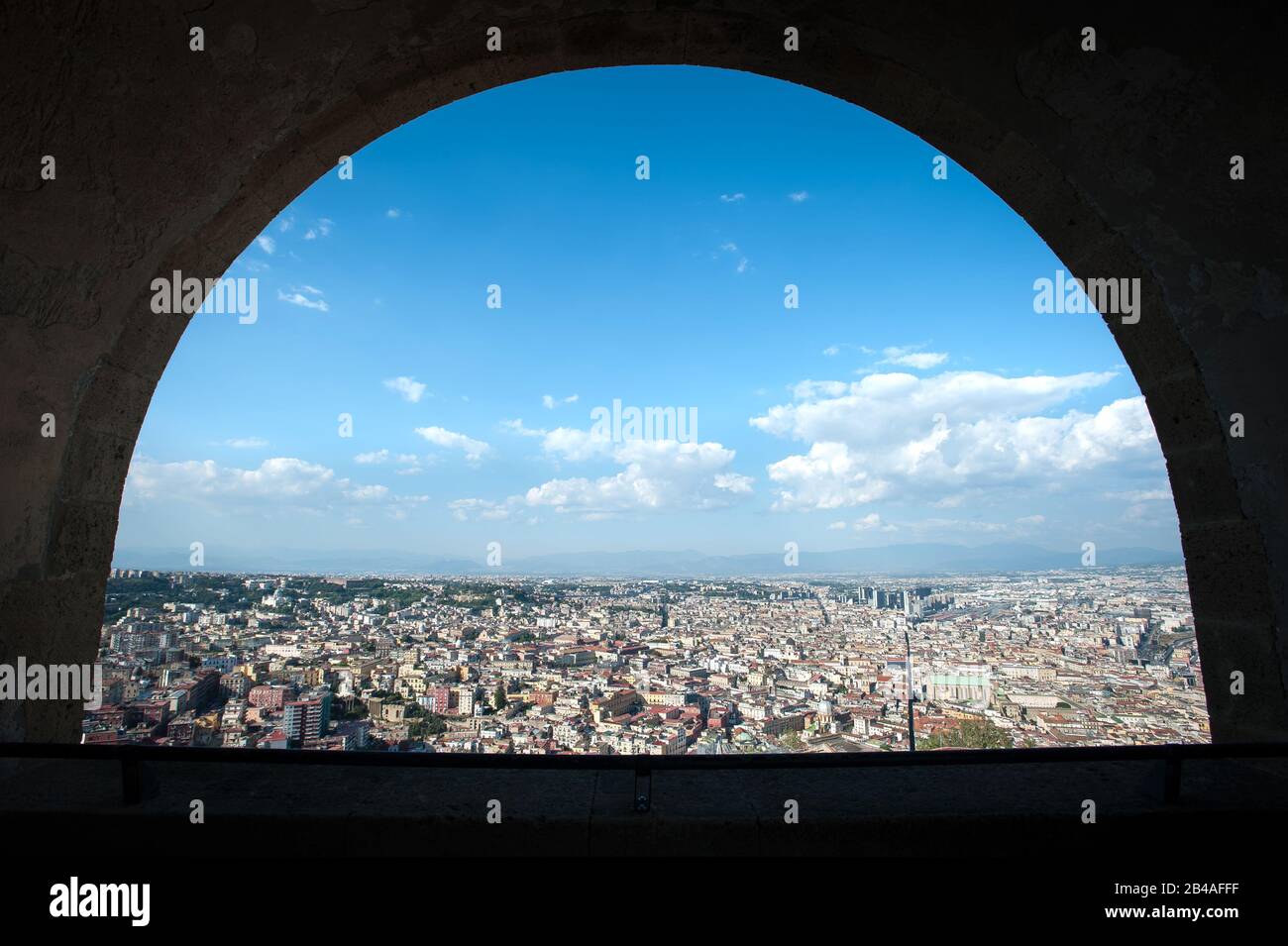 Vue sur le paysage urbain de Naples par une arche de Castel Sant'Elmo, Italie. Sur la gauche du tir peut être vu la longue, droite rue Spaccanapoli. Banque D'Images