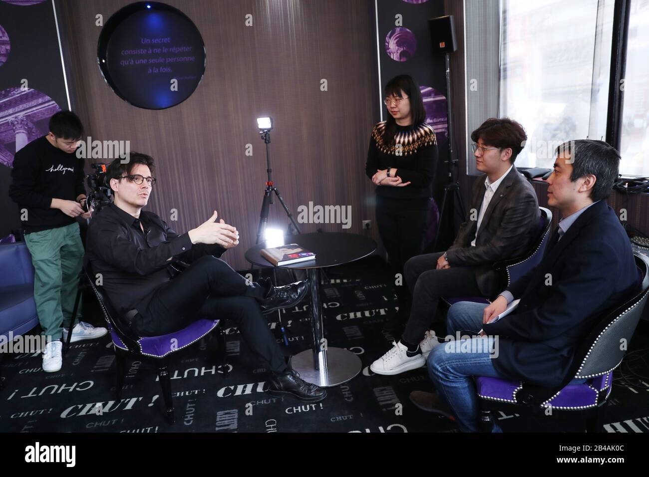 (200306) -- PARIS, le 6 mars 2020 (Xinhua) -- l'artiste français Laurent Ban (2ème L) reçoit une interview avec Xinhua à Paris, France, le 3 mars 2020. POUR ALLER AVEC "Feature: Les artistes européens chantent "Ensemble" pour soutenir la Chine au milieu de l'épidémie COVID-19" (Xinhua/Gao Jing) Banque D'Images