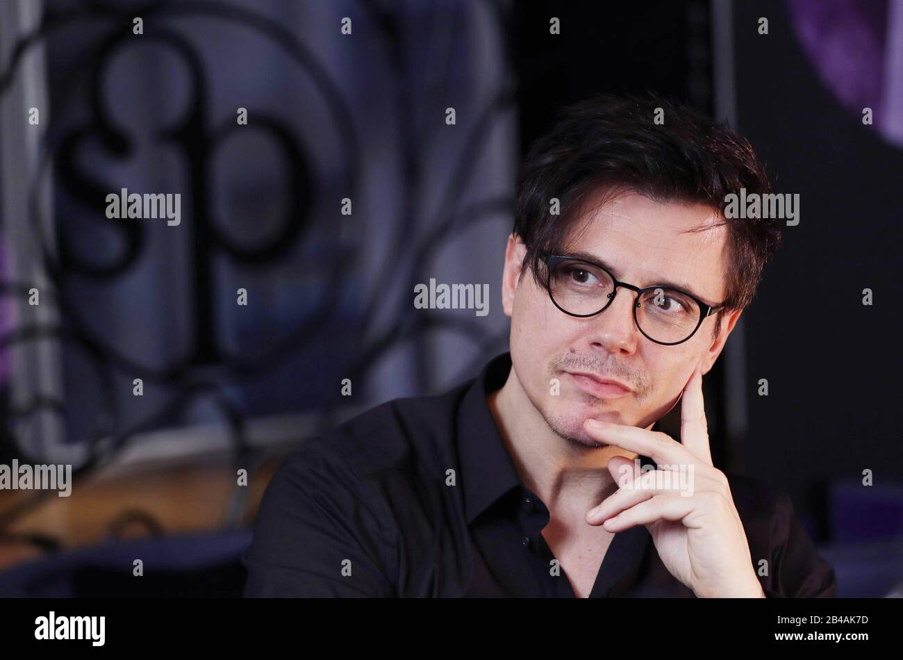 (200306) -- PARIS, le 6 mars 2020 (Xinhua) -- l'artiste français Laurent Ban reçoit une interview avec Xinhua à Paris, France, le 3 mars 2020. POUR ALLER AVEC "Feature: Les artistes européens chantent "Ensemble" pour soutenir la Chine au milieu de l'épidémie COVID-19" (Xinhua/Gao Jing) Banque D'Images