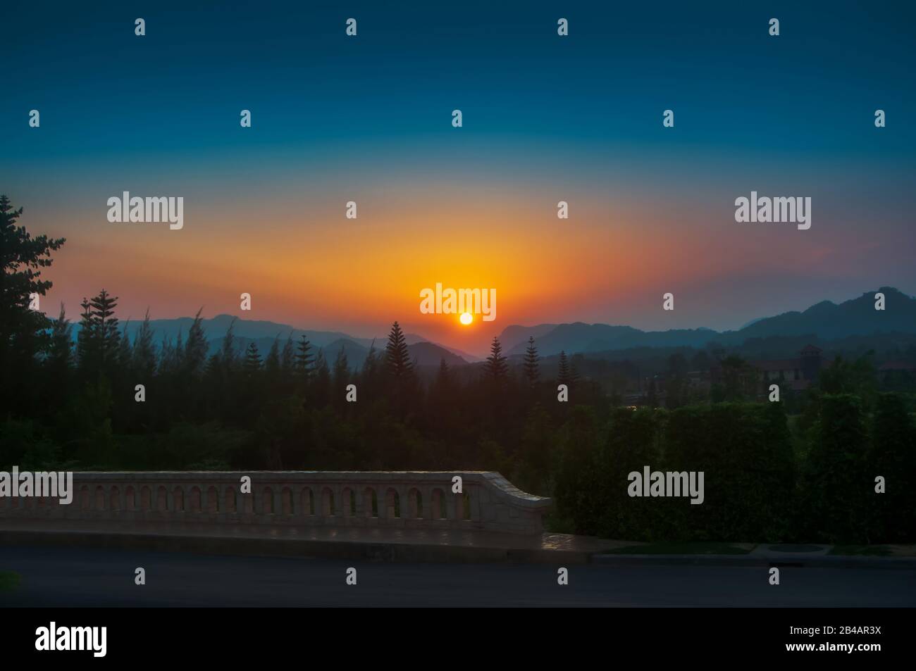 Magnifique ciel spectaculaire au coucher du soleil sur les montagnes. Les rayons du soleil du soir. Banque D'Images