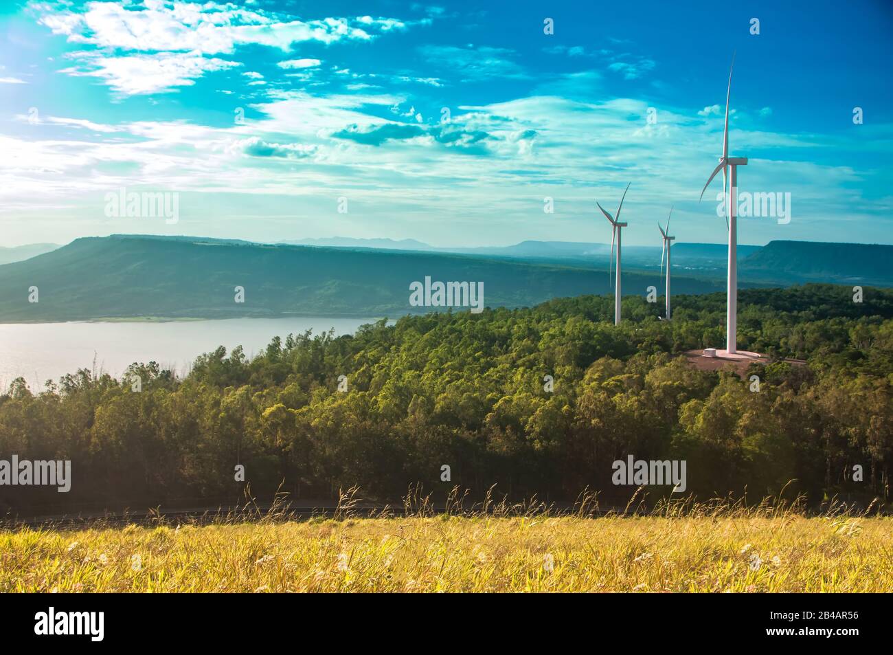 Paysage avec turbine énergie verte électricité, Moulin à vent pour la production d'électricité, turbines éoliennes produisant de l'électricité à Lumtakong, Nakhon Rat Banque D'Images