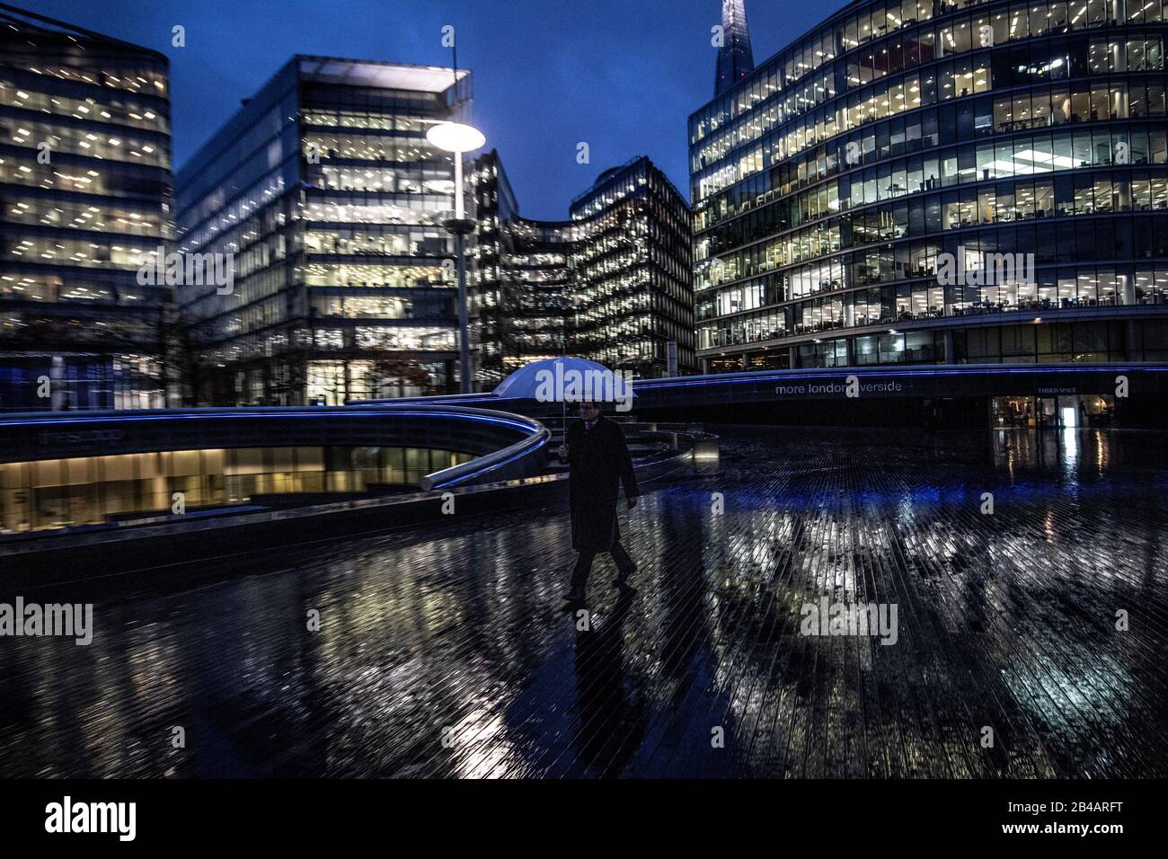 Moore London Riverside, sentier fluvial le long du quartier de l'Hôtel de ville de Southbank au crépuscule lors d'une soirée hivernale humide, City of London, Angleterre, Royaume-Uni Banque D'Images