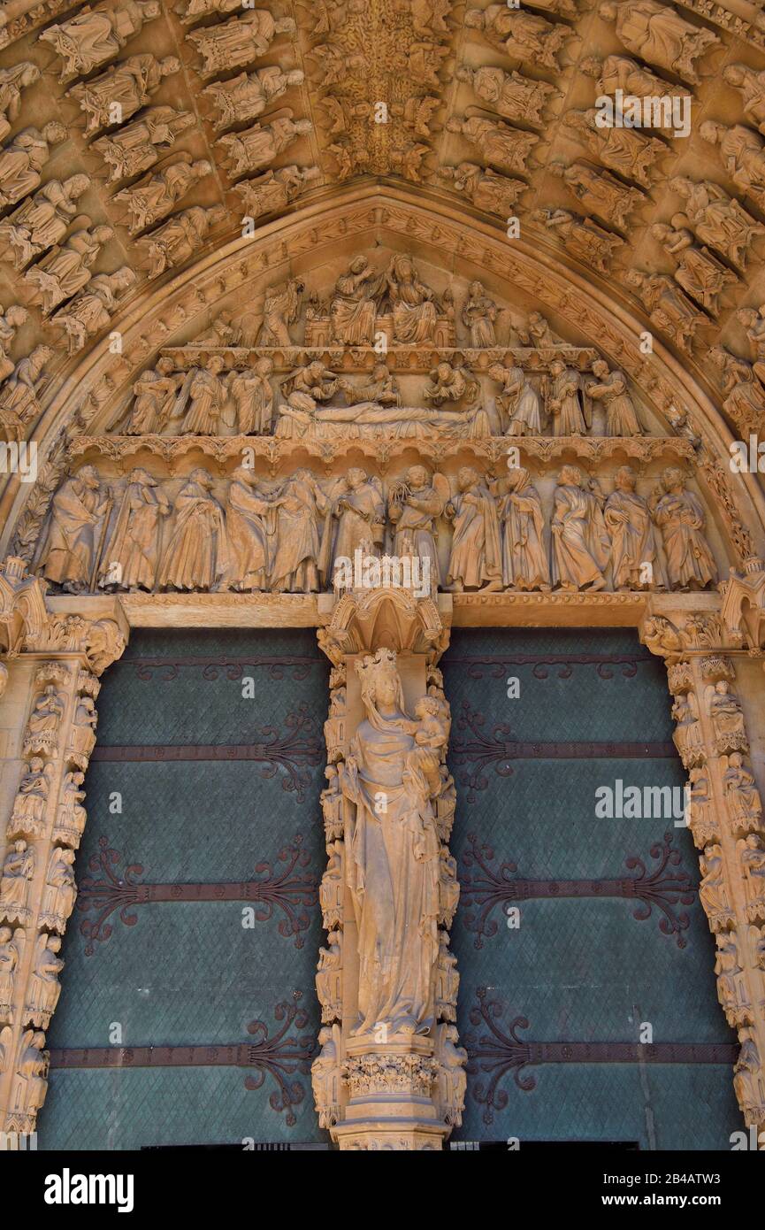 France, Moselle, Metz, Saint Etienne cathédrale en pierre de Jaumont (pierre de Jaumont), le portail de la Vierge, d'obstruction dans le 18e siècle et restauré en 1885 Banque D'Images