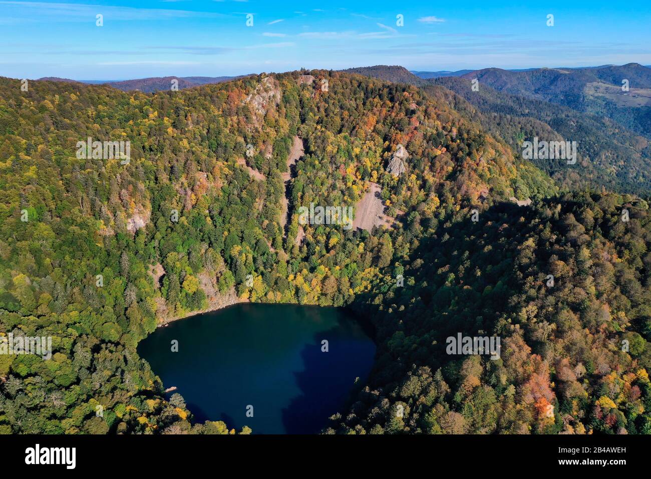 France, Haut Rhin, Parc naturel Régional des Ballons des Vosges, Rimbach pres Masevaux, Lac des Perches sous Gazon Rouge (vue aérienne) Banque D'Images