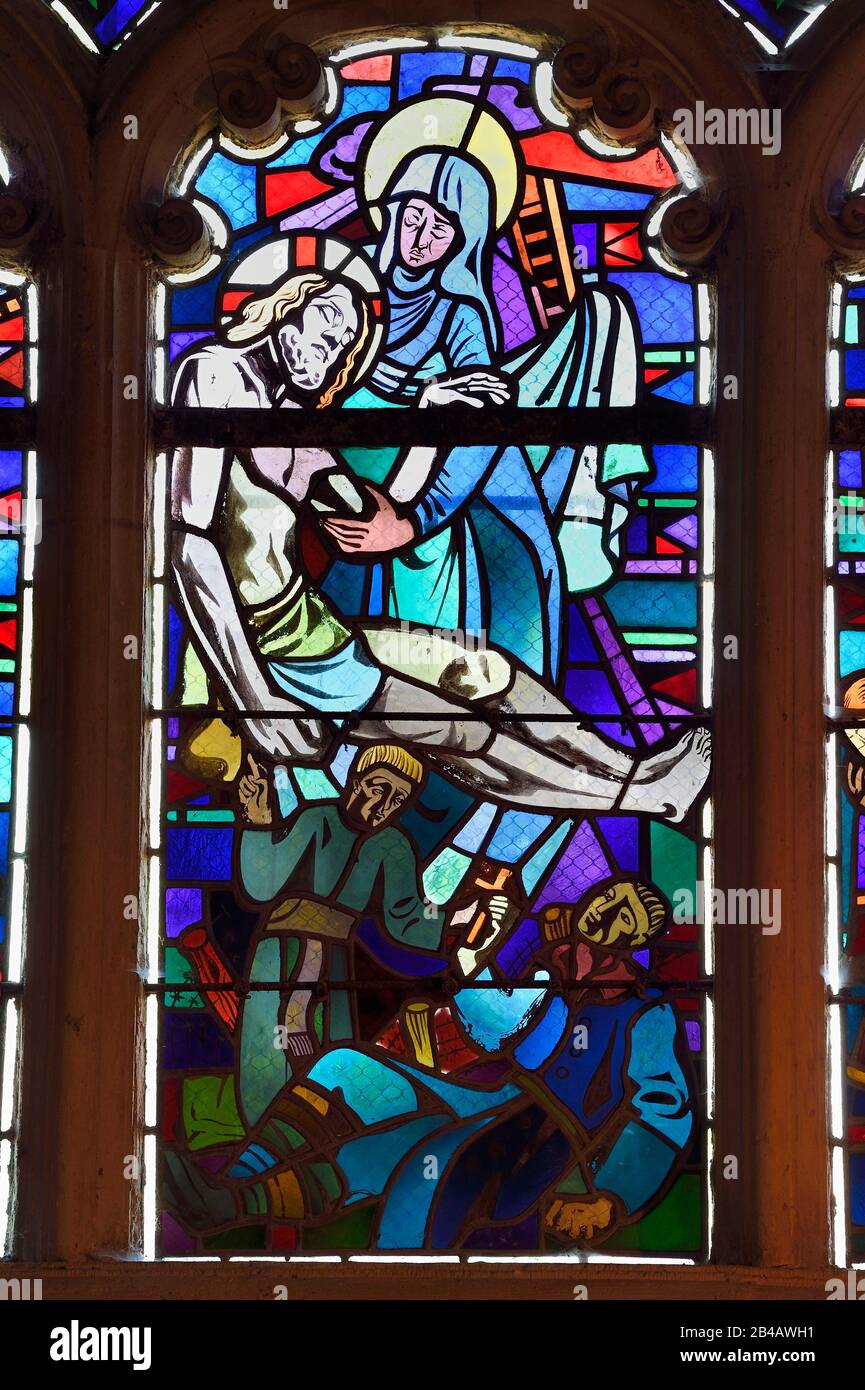 France, Meuse, Clermont en Argonne, église Saint-Didier, vitrail de Jacques Grüber, revisitant Pieta par le sculpteur Ligier Richier à Etain et prêtre bénédiction d'un soldat mourant de la guerre mondiale un Banque D'Images