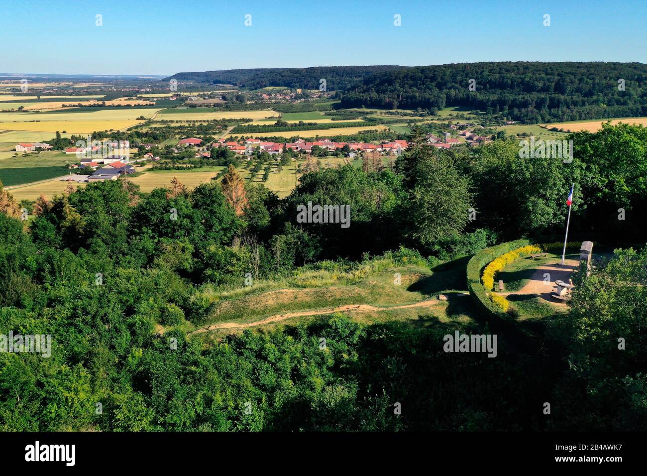 France, Meuse, Lorraine Parc Régional, Côtes de Meuse, les Eparges, lieu de combat de l'une des batailles les plus sanglantes de la première Guerre mondiale, monument du point X en mémoire de ceux qui n'ont pas de tombe et du village de Combres sous les côtes en arrière-plan (vue aérienne) Banque D'Images