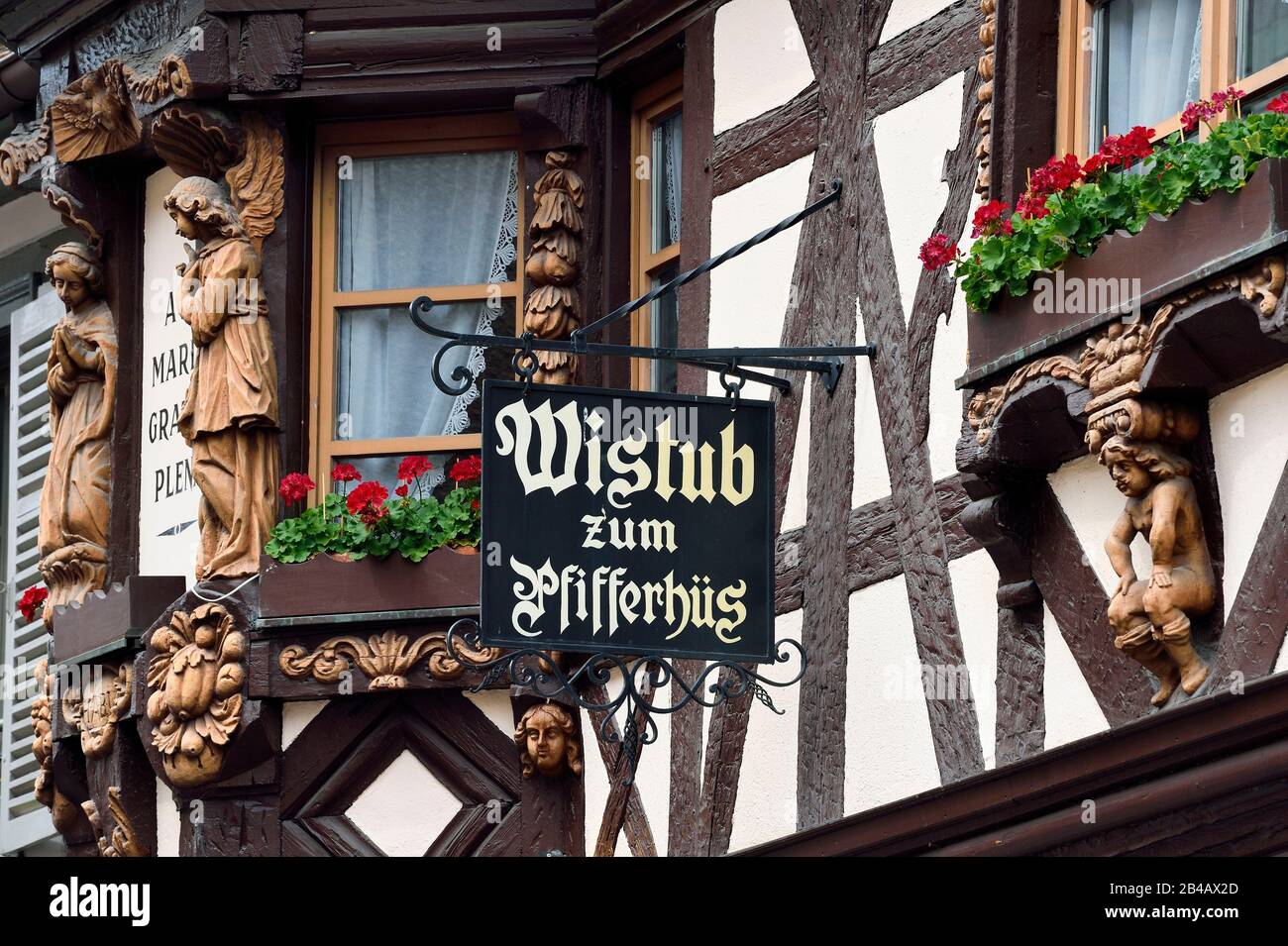 France, Haut Rhin, la route des vins d'Alsace, Ribeauville, façades de maisons à colombages traditionnelles, le Wintub zum Pfifferhus (restaurant la maison du joueur de fifé) Banque D'Images France, Haut Rhin, la route des vins d'Alsace, Ribeauville, façades de maisons à colombages traditionnelles, le Wintub zum Pfifferhus (restaurant la maison du joueur de fifé) Banque D'Images