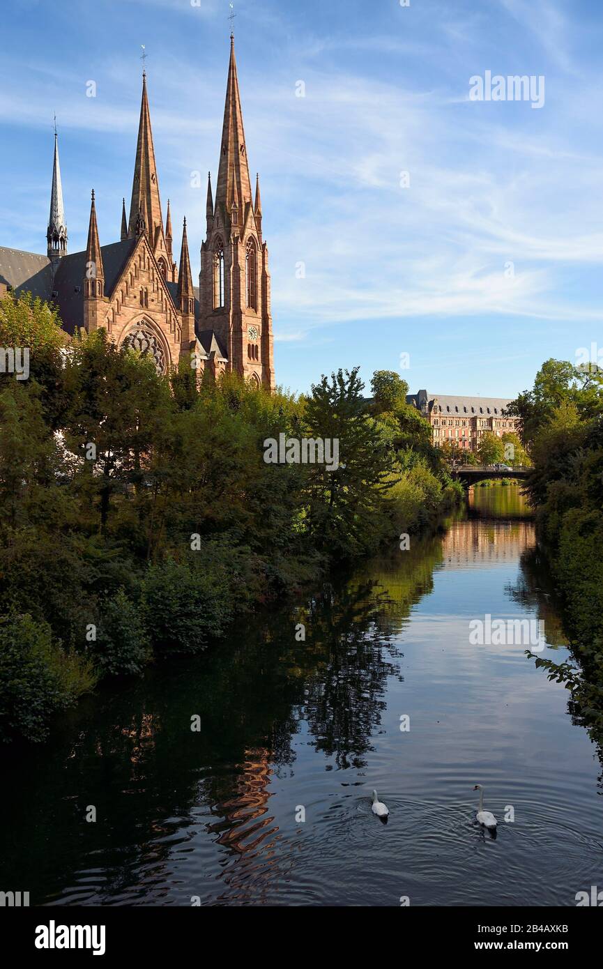 France, Bas Rhin, Strasbourg, Neustadt district datant de la période allemande classée au patrimoine mondial par l'UNESCO, l'église protestante Saint Paul et le pont d'Auvergne enjambant Le Malade Banque D'Images
