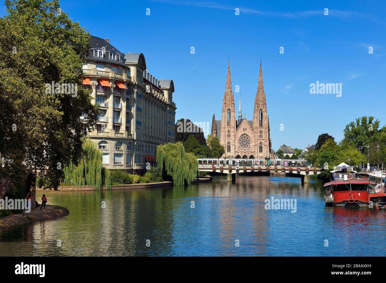 France, Bas Rhin, Strasbourg, Neustadt district datant de la période allemande classée au patrimoine mondial par l'UNESCO, l'église protestante Saint Paul et le pont royal sur la Rivière Malade et le bâtiment ESCA à gauche Banque D'Images