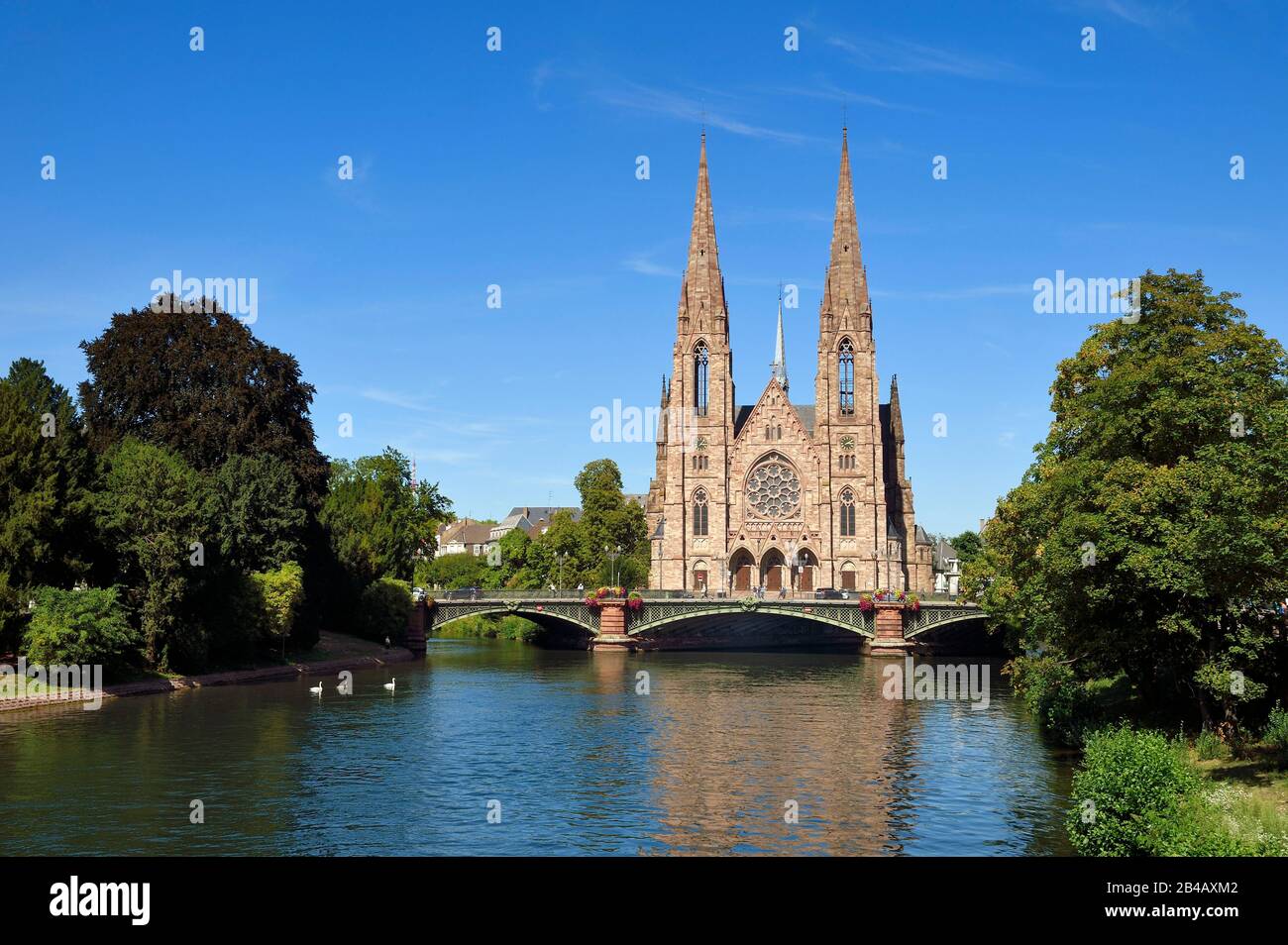 France, Bas Rhin, Strasbourg, Neustadt district datant de la période allemande classée au patrimoine mondial par l'UNESCO, l'église protestante Saint Paul et le pont d'Auvergne au-dessus de La Rivière Ill Banque D'Images