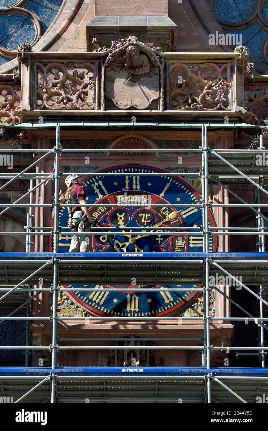 France, Bas Rhin, Strasbourg, vieille ville classée au patrimoine mondial  par l'UNESCO, cathédrale notre Dame, façade sud, portail transsept sud  appelé du jour du jugement, astrologue qui regarde un cadran solaire (XVe