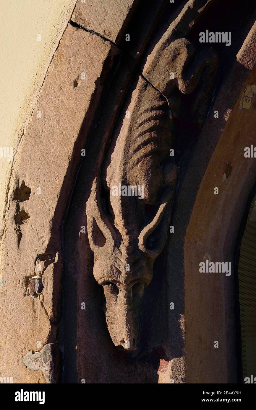 France, Bas Rhin, Strasbourg, vieille ville classée au Patrimoine mondial par l'UNESCO, ancienne pharmacie au Cerf (XVe siècle) située à l'angle de la rue Merciere et de la place de la cathédrale, rez-de-chaussée voûté avec des animaux réels ou fantastiques (ici un dragon) Banque D'Images