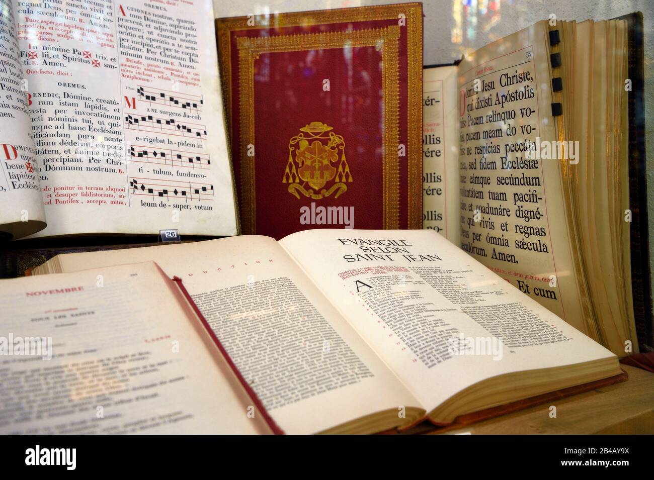 France, Bas Rhin, Strasbourg, vieille ville classée au patrimoine mondial par l'UNESCO, cathédrale notre Dame, la galerie Abside (galerie du Chevet) transformée en un lieu d'exposition pour la liturgie, les livres liturgiques Banque D'Images