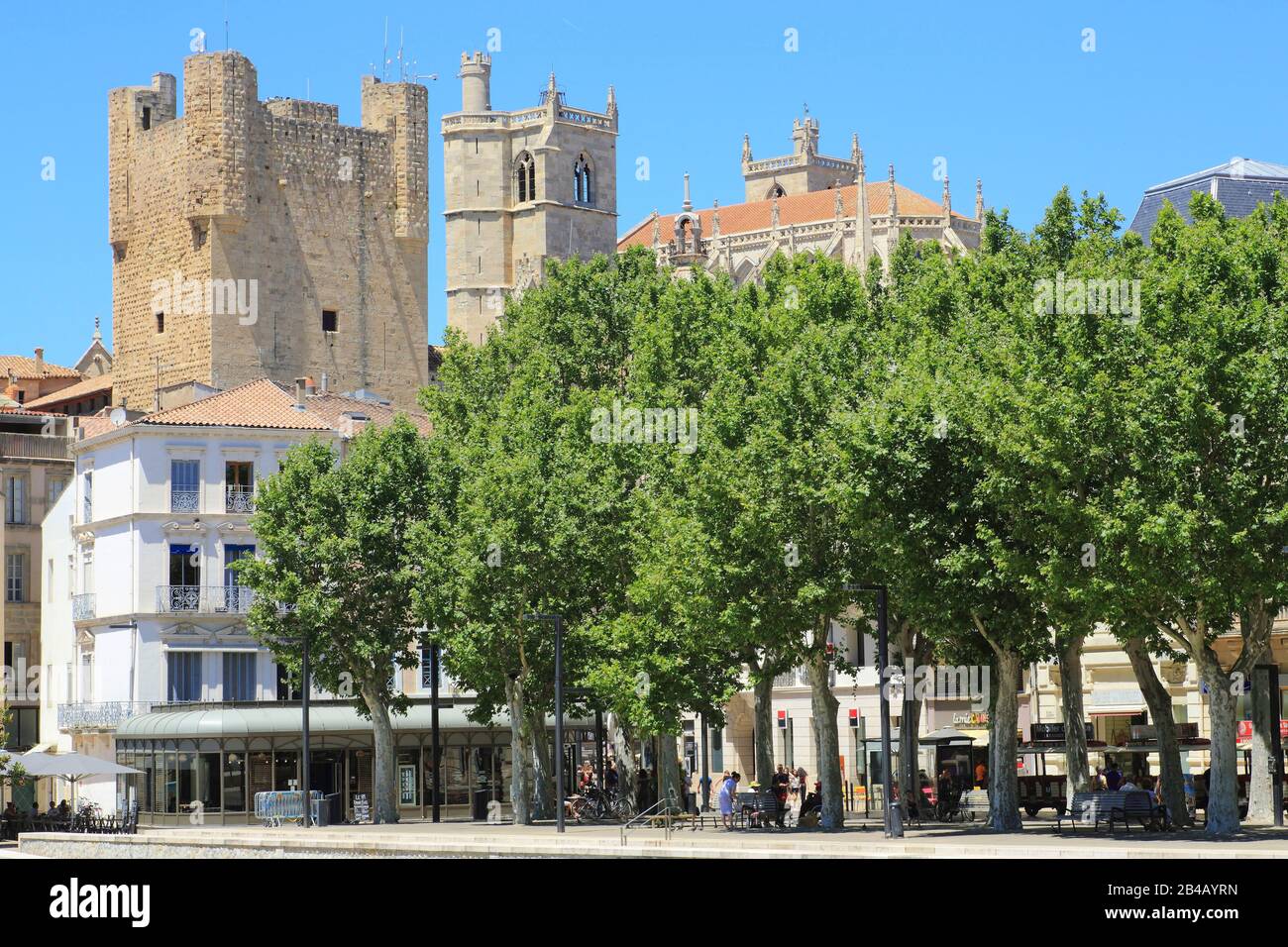 France, Aude, Narbonne, cours de la République, quai du canal Robine (inscrit sur la liste du patrimoine mondial de l'UNESCO) et en arrière-plan le Palais des Archevêques Banque D'Images