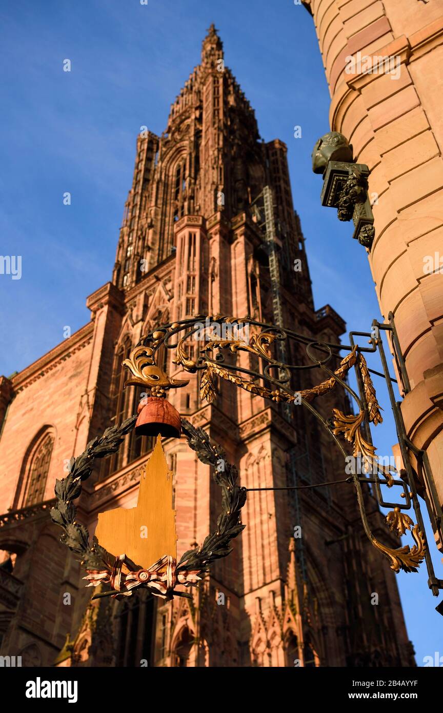 La France, le Bas Rhin, Strasbourg, vieille ville classée au patrimoine  mondial par l'UNESCO, la cathédrale notre Dame, signe qui représente la  cathédrale notre-Dame couverte d'une casquette phrygienne pendant la  révolution française