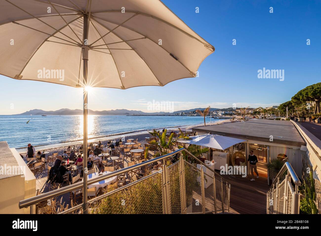 France, Alpes-Maritimes, Cannes, la plage privée du palais Miramar depuis  la promenade de la Croisette, le golfe de Napoule et l'Esterel en  arrière-plan Photo Stock - Alamy