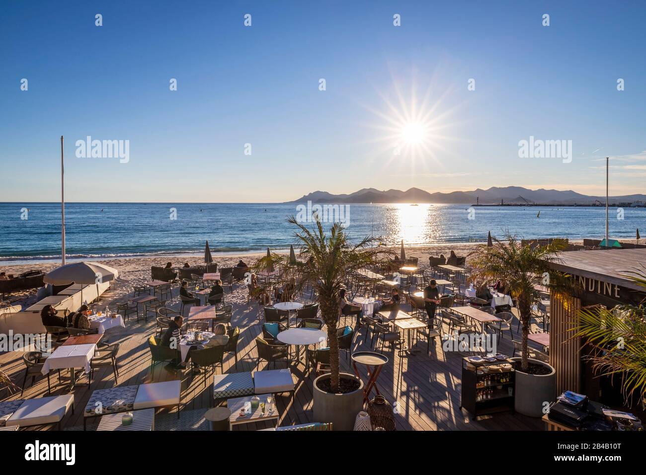 France, Alpes-Maritimes, Cannes, la plage privée du restaurant l'Ondine  depuis la promenade de la Croisette, le golfe de Napoule et l'Esterel en  arrière-plan Photo Stock - Alamy