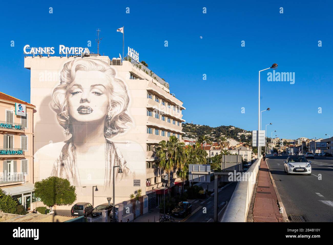 France, Alpes-Maritimes, Cannes, immense fresque du portrait de Marilyn Monroe sur l'hôtel Cannes Riviera par A-Fresco Banque D'Images