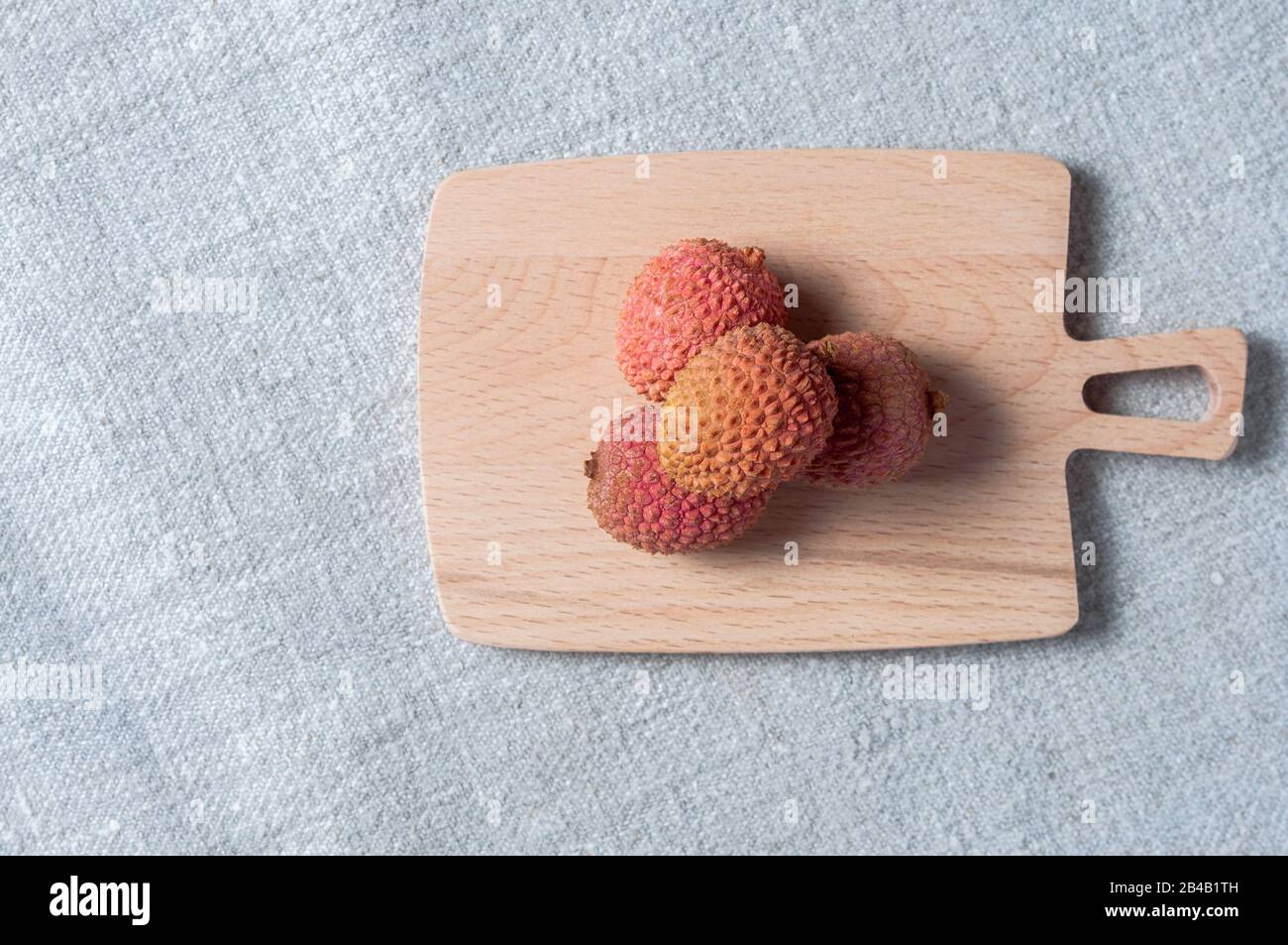Gros plan de lychee aux fruits frais sur planche en bois Banque D'Images