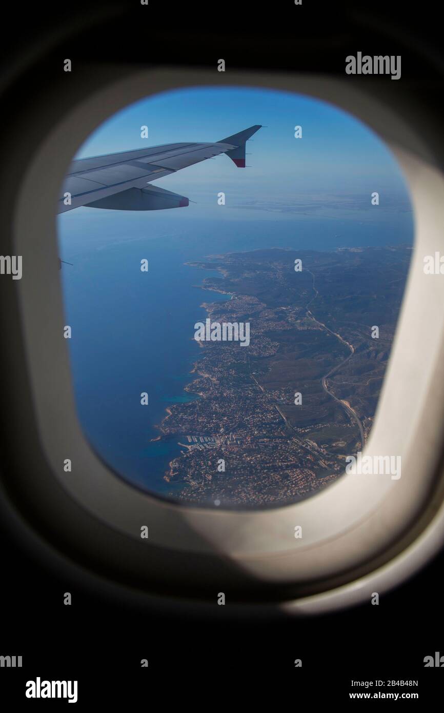 France, Bouches du Rhône, Carry le Rouet, Sausset les pins, la côte bleue vue du hublot d'un avion (vue aérienne) Banque D'Images