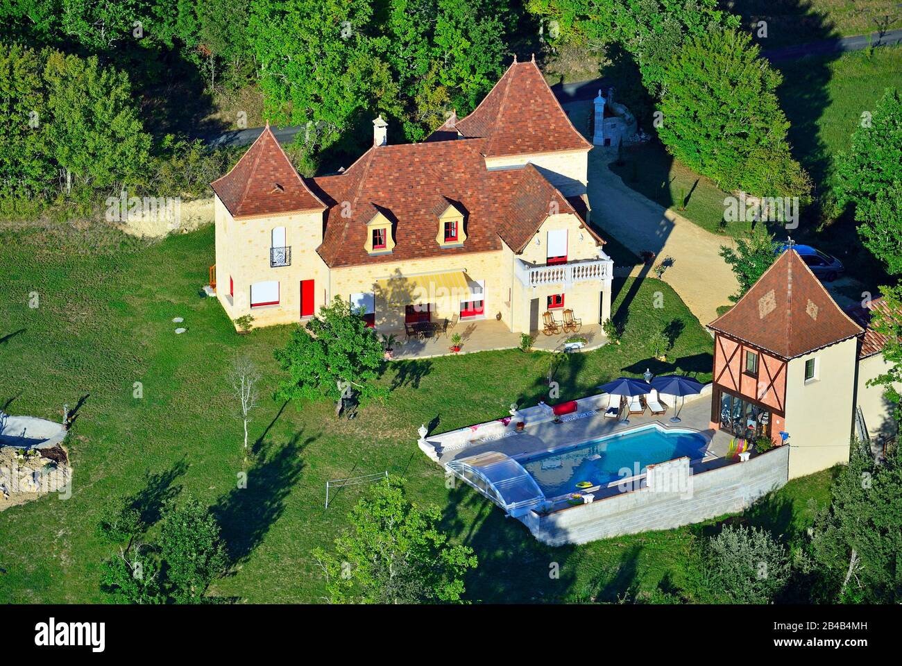 France, Dordogne, Périgord Noir, vallée de la Dordogne, Castelnaud-la-Chapelle, propriété patrimoniale (vue aérienne) Banque D'Images